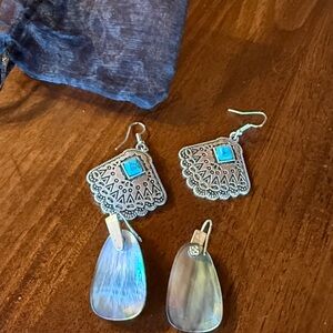 Silver Mother of Pearl earrings
Plus set of silver Turquoise